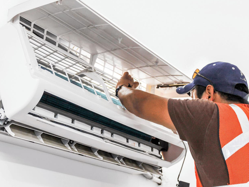 Técnico Instalando Aire Acondicionado Whirlpool