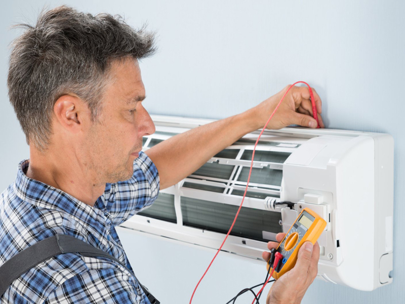 Técnico revisando Aire Acondicionado Whirlpool