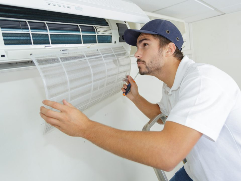 Técnico cambiando filtros de Aire Acondicionado Whirlpool