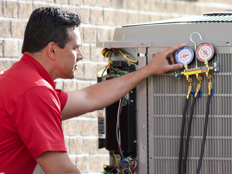 Técnico cargando gas de aire acondicionado Whirlpool