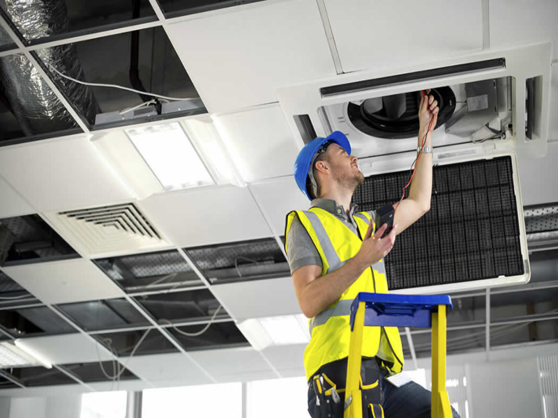 Técnico realizando mantenimiento de aire acondicionado Whirlpool